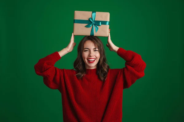 Schöne Fröhliche Nettes Mädchen Hält Weihnachtsgeschenkbox Auf Dem Kopf Isoliert — Stockfoto