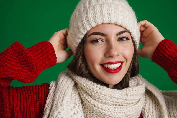 Bella Ragazza Felice Maglia Cappello Sciarpa Sorridente Alla Fotocamera Isolata — Foto Stock