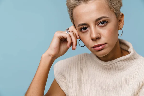 Sério Bela Menina Loira Posando Olhando Para Câmera Isolada Sobre — Fotografia de Stock