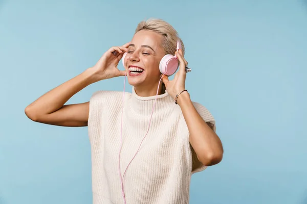 Alegre Hermosa Chica Escuchando Música Con Auriculares Aislados Sobre Fondo —  Fotos de Stock