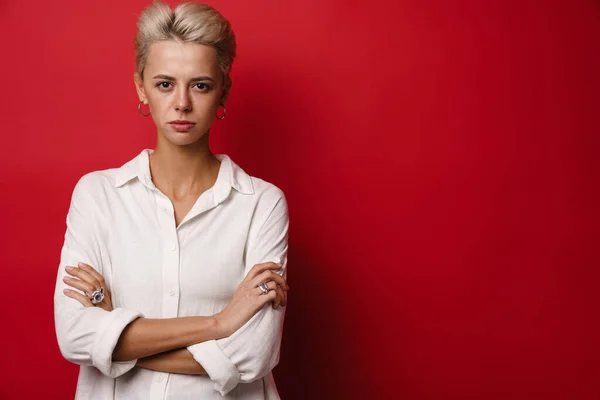 Serious Beautiful Blonde Girl Posing Arms Crossed Isolated Red Background — Stock Photo, Image