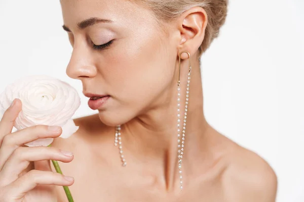 Sensueel Shirtloos Meisje Dragen Oorbellen Poseren Met Bloem Geïsoleerd Witte — Stockfoto