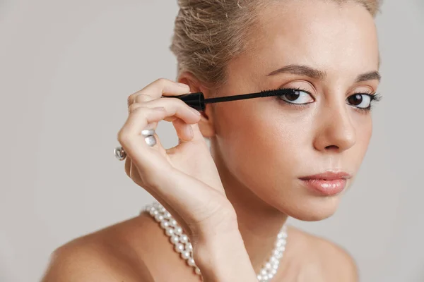 Sinnliche Mädchen Ohne Hemd Tragen Halskette Anwendung Wimperntusche Isoliert Über — Stockfoto