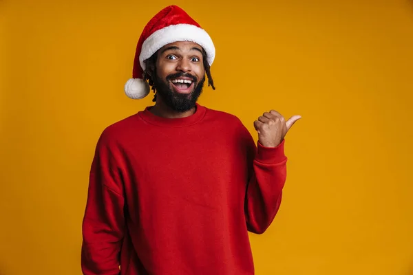 Felice Giovane Uomo Afroamericano Cappello Babbo Natale Che Punta Spazio — Foto Stock