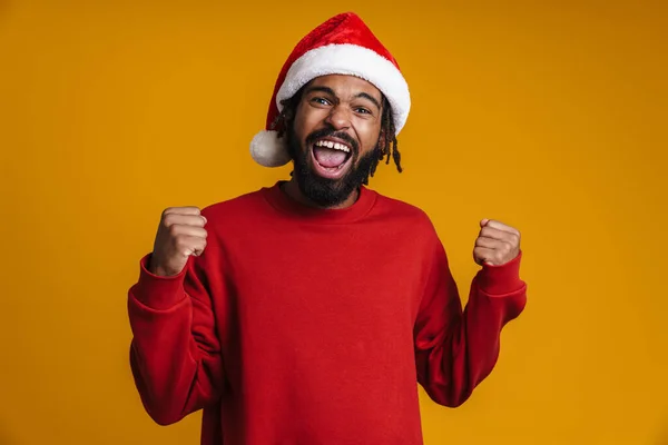 Spännande Afrikansk Amerikansk Kille Santa Claus Hatt Gör Vinnaren Gest — Stockfoto