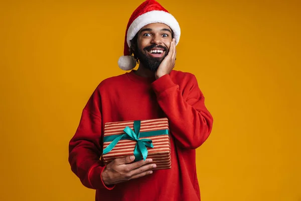 Glädjande Afrikansk Amerikansk Kille Santa Claus Hatt Poserar Med Julklapp — Stockfoto