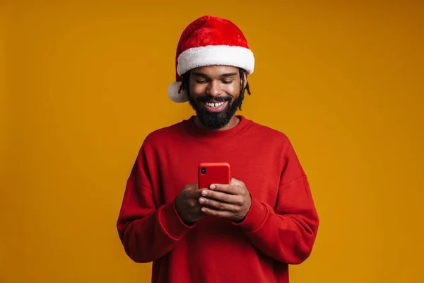 Glad Afrikansk Amerikansk Kille Santa Claus Hatt Med Mobiltelefon Isolerad — Stockfoto