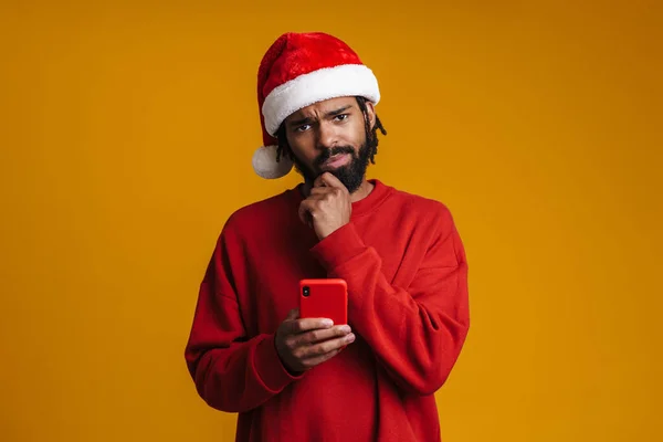 Missnöjd Afrikansk Amerikansk Kille Santa Claus Hatt Med Hjälp Mobiltelefon — Stockfoto