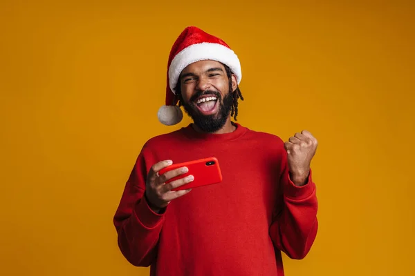 Spännande Afrikansk Amerikansk Kille Gör Vinnaren Gest När Använder Mobiltelefon — Stockfoto