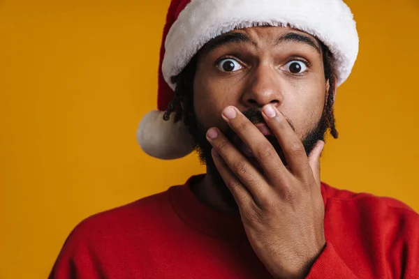 Schockierter Afrikanisch Amerikanischer Typ Mit Weihnachtsmannmütze Der Seinen Mund Isoliert — Stockfoto