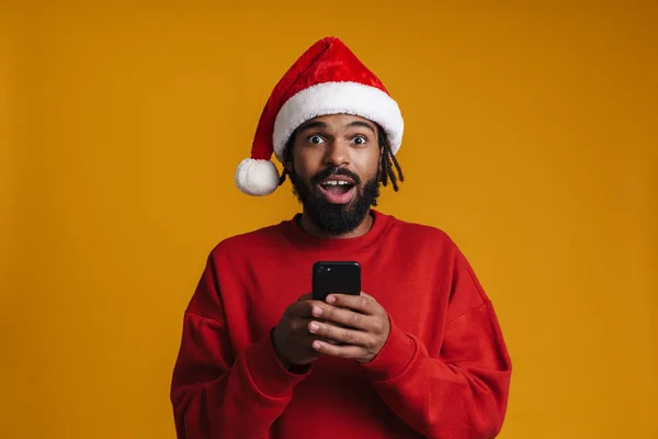 Spännande Afrikansk Amerikansk Kille Santa Claus Hatt Med Hjälp Mobiltelefon — Stockfoto