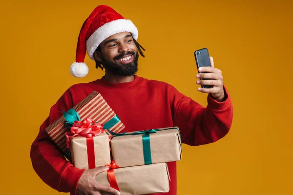Glad Afrikansk Amerikansk Kille Som Tar Selfie Mobiltelefon Och Håller — Stockfoto