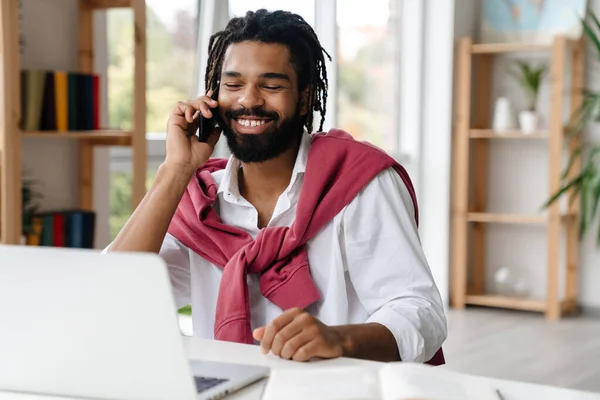 Boldog Afro Amerikai Srác Beszél Mobilon Dolgozik Laptop Irodában — Stock Fotó