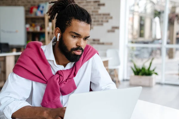 Grave Ragazzo Afroamericano Cuffia Che Lavora Con Computer Portatile Mentre — Foto Stock