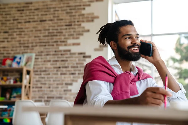 Lächelnder Afrikanisch Amerikanischer Typ Der Auf Dem Handy Telefoniert Und — Stockfoto