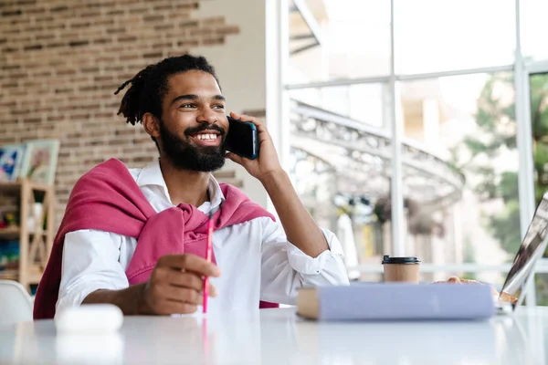 Lächelnder Afroamerikaner Der Mit Dem Handy Telefoniert Und Büro Mit — Stockfoto
