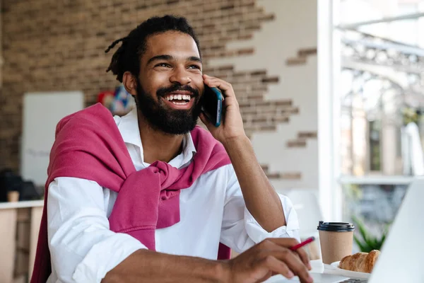 Lächelnder Afroamerikaner Der Mit Dem Handy Telefoniert Und Büro Mit — Stockfoto