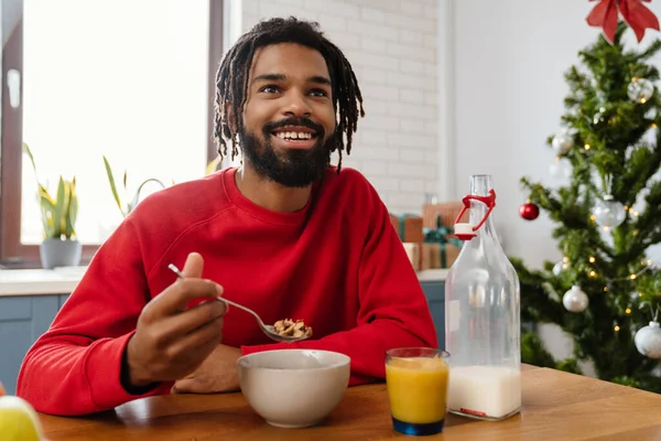Alegre Hombre Afroamericano Comiendo Cereales Mientras Desayuna Acogedora Cocina — Foto de Stock