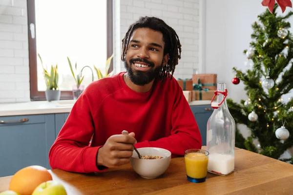 Alegre Hombre Afroamericano Comiendo Cereales Mientras Desayuna Acogedora Cocina — Foto de Stock