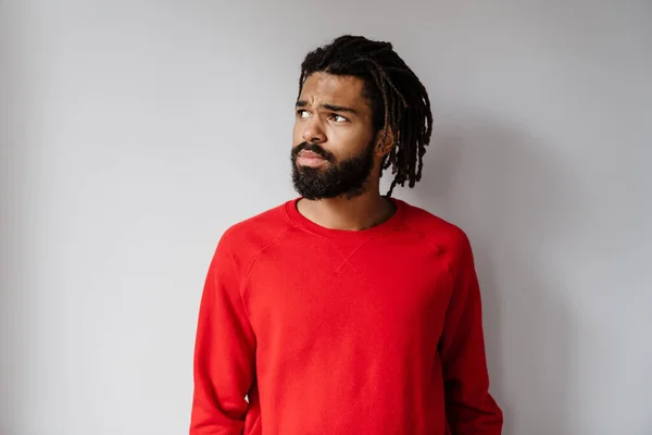 Sério Homem Afro Americano Posando Olhando Para Lado Isolado Sobre — Fotografia de Stock