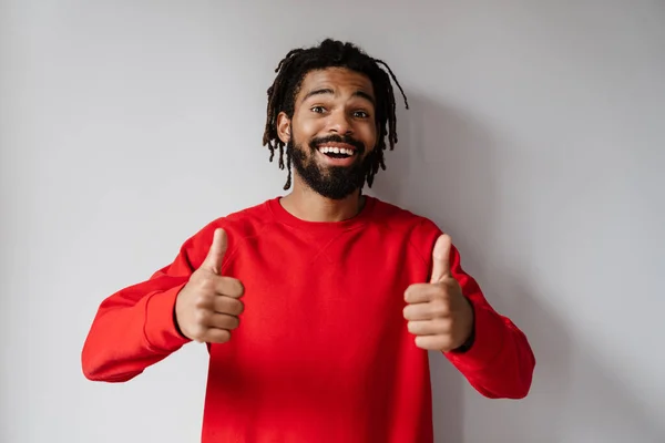 Fröhlicher Afrikanisch Amerikanischer Mann Lächelt Und Zeigt Vor Weißem Hintergrund — Stockfoto