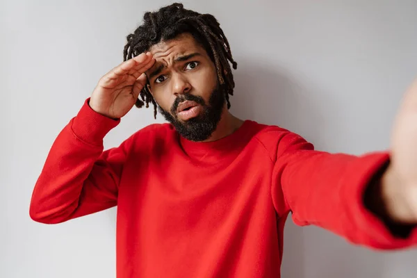 Impresionado Hombre Afroamericano Tomando Foto Selfie Aislado Sobre Fondo Blanco —  Fotos de Stock