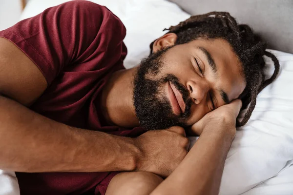 Feliz Hombre Afroamericano Con Rastas Durmiendo Cama Casa —  Fotos de Stock