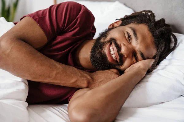 Alegre Hombre Afroamericano Sonriendo Cámara Mientras Está Acostado Cama Después —  Fotos de Stock