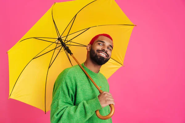 Alegre Africano Americano Chico Sonriendo Mientras Posando Con Paraguas Aislado — Foto de Stock