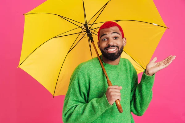 분홍색 우산을 두르고 포즈를 취하는 즐거운 아프리카계 미국인 — 스톡 사진