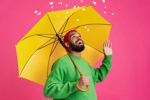 Izgalmas Afro Amerikai Srác Mosolyog Miközben Pózol Esernyő Elszigetelt Rózsaszín — Stock Fotó