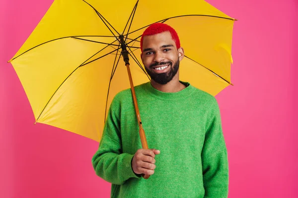 Alegre Africano Americano Chico Sonriendo Mientras Posando Con Paraguas Aislado —  Fotos de Stock