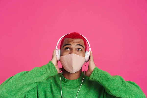 Vreugdevolle Afrikaanse Amerikaanse Man Het Gezicht Masker Luisteren Muziek Met — Stockfoto