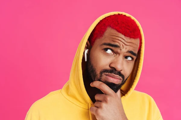 Pensive Funky Jonge Afrikaan Het Dragen Van Een Hoodie Luisteren — Stockfoto