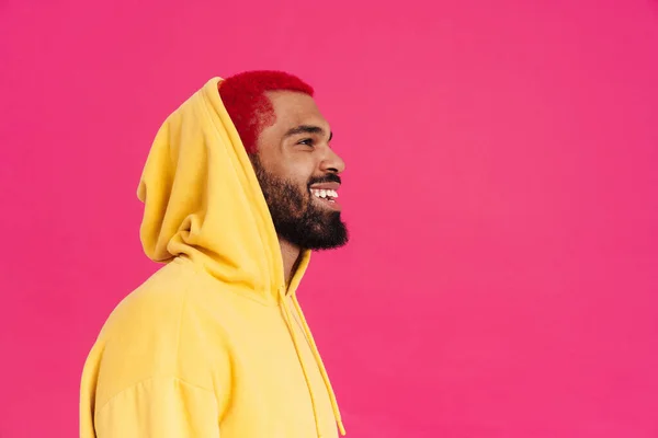 Fröhlicher Afrikanisch Amerikanischer Kerl Lächelt Und Schaut Isoliert Über Rosa — Stockfoto