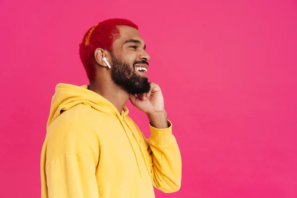 Fröhlicher Afrikanisch Amerikanischer Typ Der Mit Kopfhörern Musik Hört Und — Stockfoto