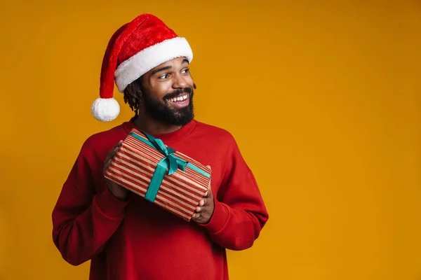 Glad Afrikansk Amerikansk Kille Santa Claus Hatt Poserar Med Julklapp — Stockfoto