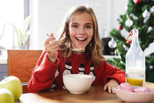 Menina Caucasiana Feliz Comer Cereais Com Leite Enquanto Toma Café — Fotografia de Stock