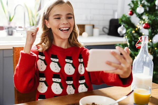 Feliz Chica Caucásica Tomando Selfie Teléfono Celular Haciendo Gesto Ganador —  Fotos de Stock