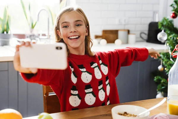 Feliz Chica Caucásica Tomando Selfie Teléfono Celular Mostrando Árbol Navidad —  Fotos de Stock