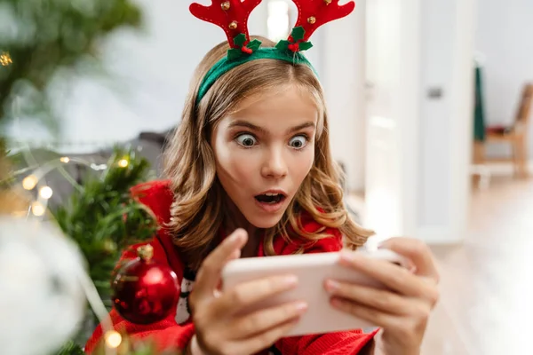 Shocked Chica Caucásica Con Cuernos Ciervo Juguete Jugando Videojuego Teléfono —  Fotos de Stock