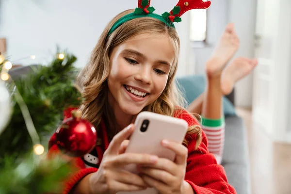 Feliz Chica Caucásica Usando Cuernos Ciervo Juguete Sonriendo Usando Teléfono —  Fotos de Stock