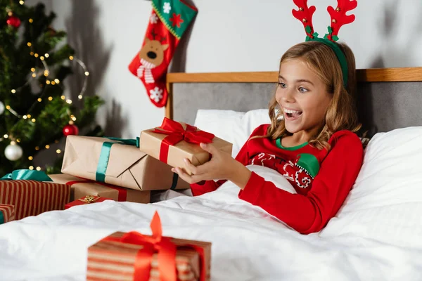 Sorprendida Chica Bonita Con Cuernos Ciervo Juguete Apertura Regalos Navidad —  Fotos de Stock