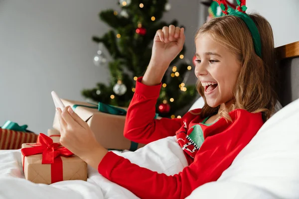 Emocionado Chica Caucásica Con Cuernos Ciervo Juguete Jugando Videojuego Teléfono —  Fotos de Stock