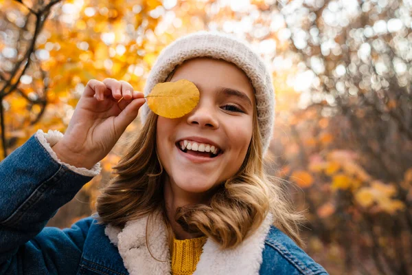 Imagem Jovem Bela Menina Positiva Andando Livre Parque Outono Com — Fotografia de Stock