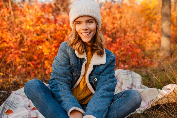 Obraz Młodej Wesołej Dziewczyny Siedzącej Świeżym Powietrzu Jesiennym Parku — Zdjęcie stockowe