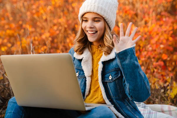 Kép Fiatal Boldog Lány Szabadban Őszi Parkban Beszél Videohallal Laptop — Stock Fotó