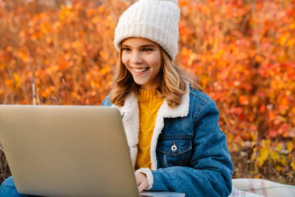 Kép Fiatal Boldog Lány Szabadban Őszi Parkban Használja Laptop Számítógép — Stock Fotó