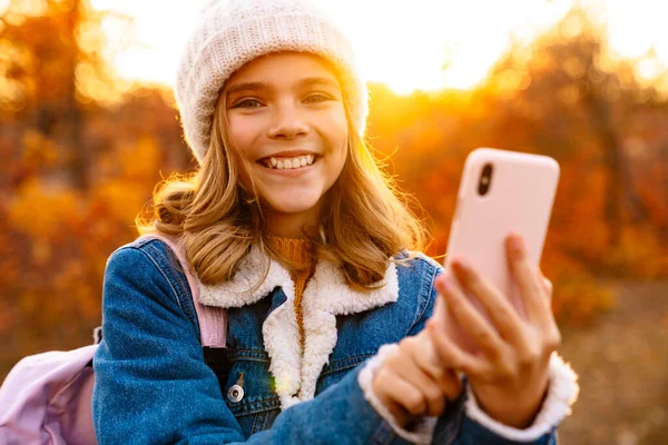 Niña Feliz Vistiendo Ropa Cálida Otoño Caminando Parque Tomando Selfie —  Fotos de Stock