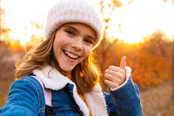Image Young Happy Girl Outdoors Autumn Park Taking Selfie Camera — Stock Photo, Image